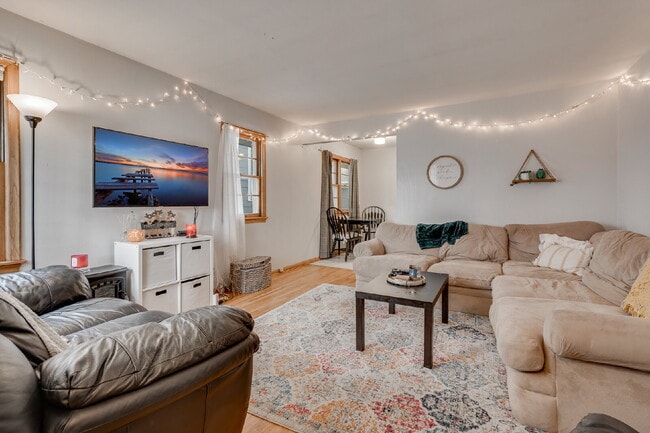 Foto del edificio - HUGE home with unique layout near U of MN - 5 bed 2 bath