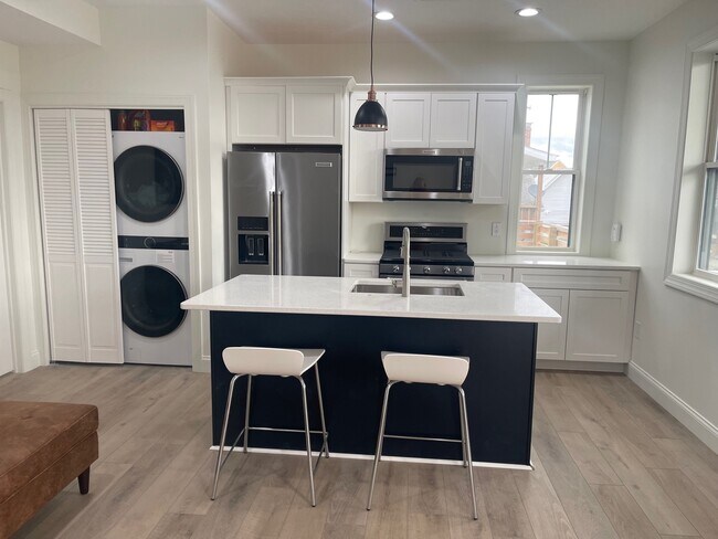 Building Photo - 17 Highland St