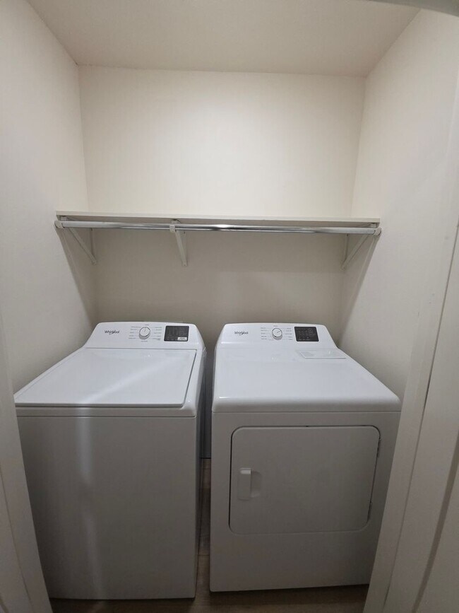 Building Photo - 703 W 12th St