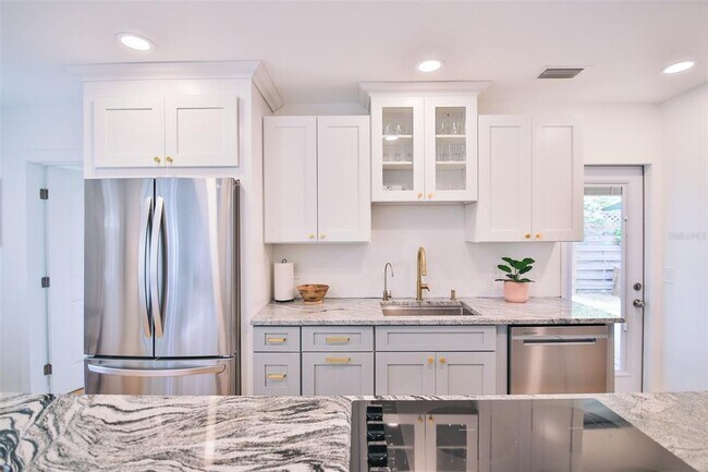 Building Photo - 2181 Hyde Park St