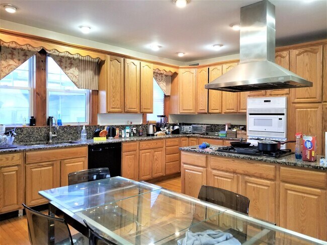 Foto del edificio - Stunning 5 Bed / 3 Bath Duplex on Babcock St | 1 Month Broker Fee Paid by Landlord | Central Air ...