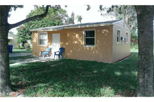 Building Photo - 2323 NW 12th Ct
