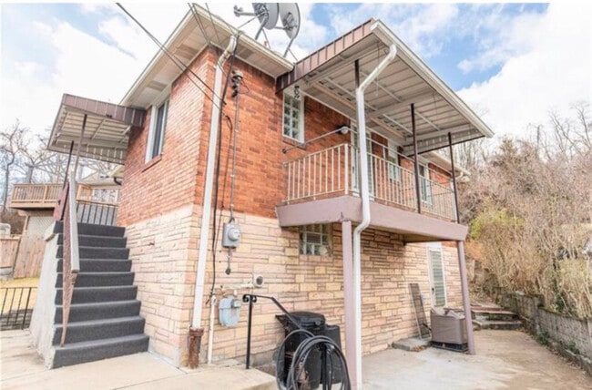 Building Photo - 225 Desdemona St