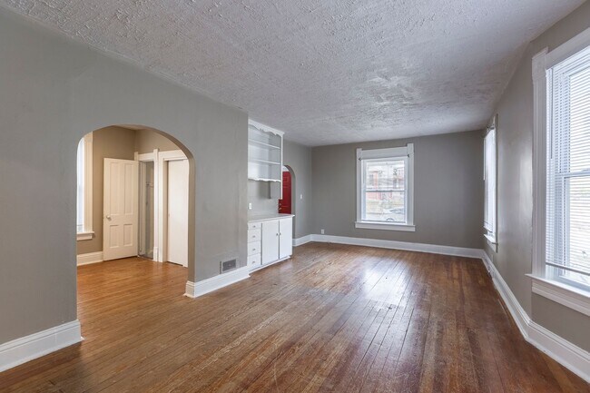 Building Photo - 3 Bedroom Midtown Home!