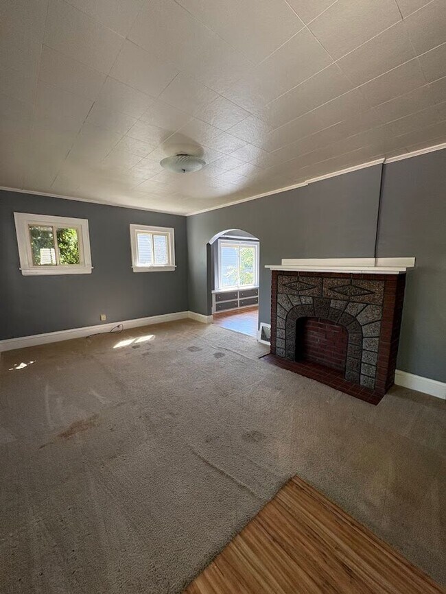 Building Photo - Three bedroom one bathroom home for rent