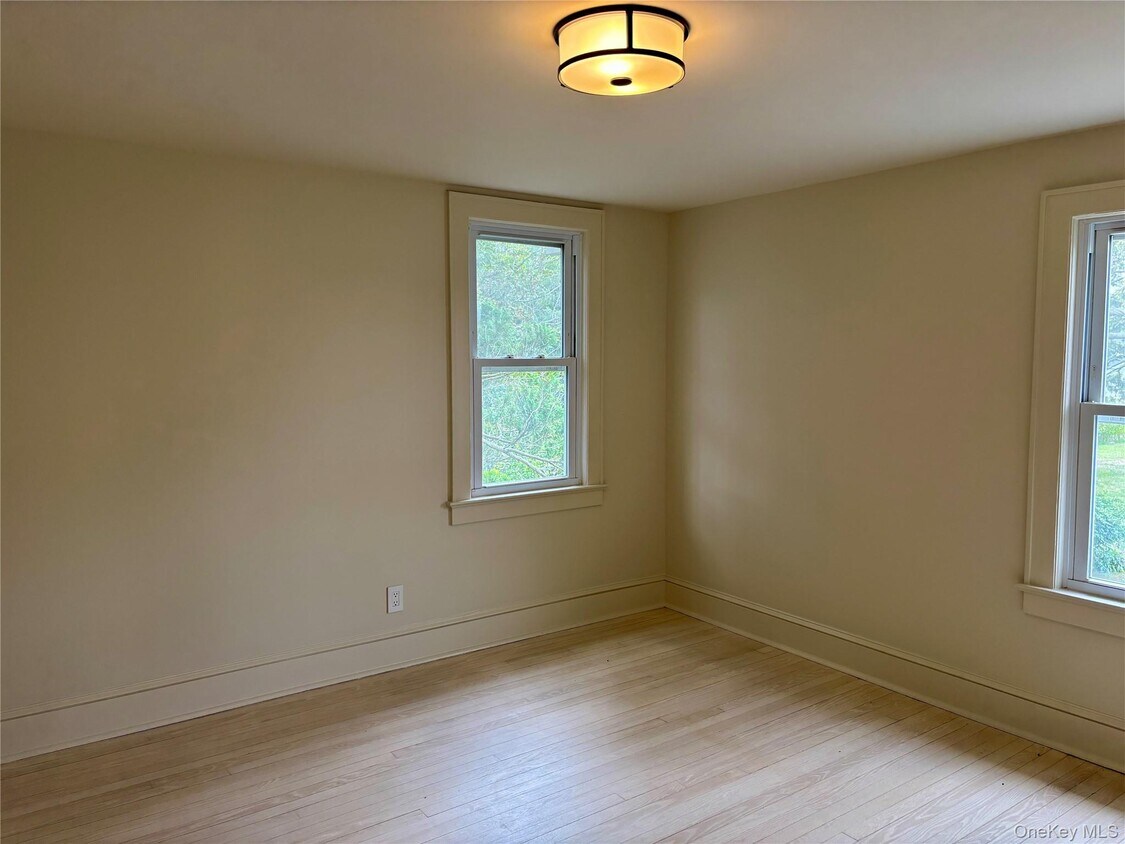 Building Photo - 335 Herricks Ln