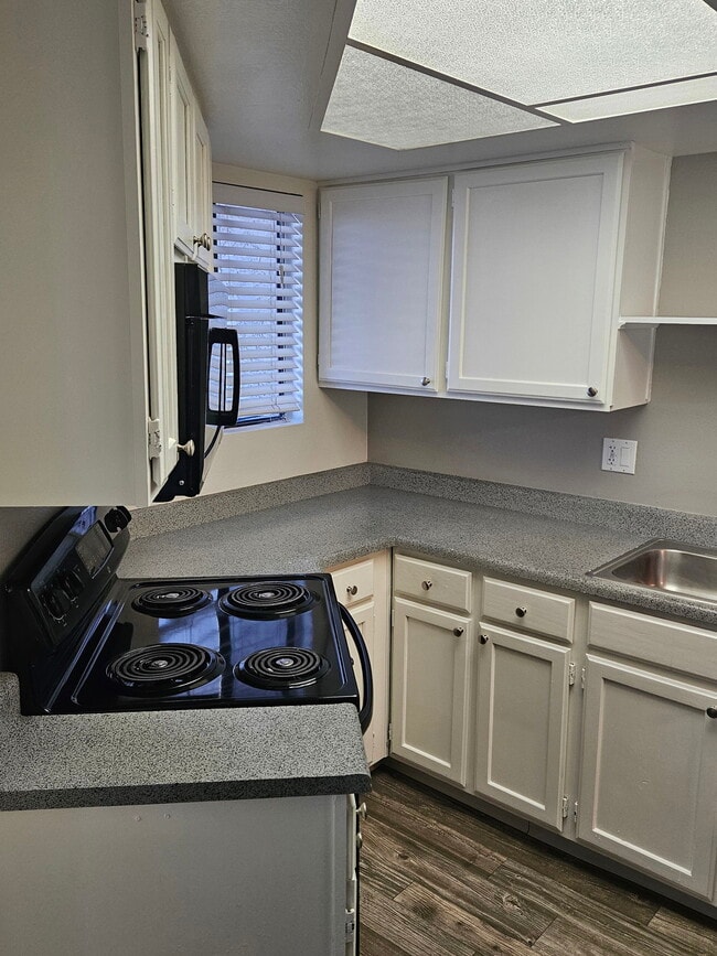 Building Photo - 885 N Granite Reef Rd