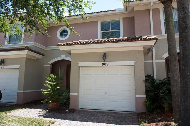 Photo - 909 Seminole Palms Dr Townhome