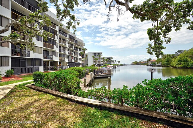 Foto del edificio - 300 Columbia Dr