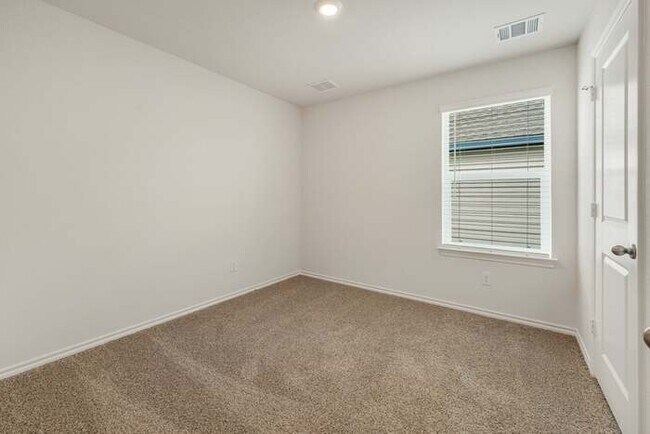 Building Photo - 727 Cloverwood Dr