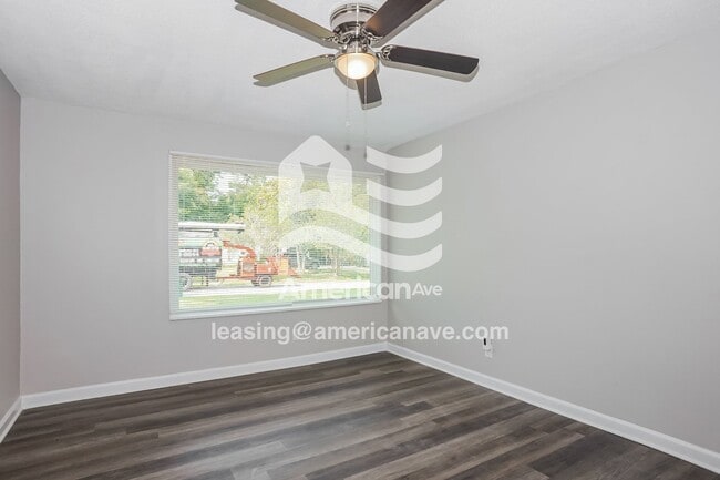 Building Photo - 715 Schroder Ave NE