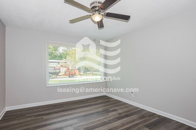 Foto del edificio - 715 Schroder Ave NE