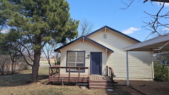 Foto del edificio - LARGE CORNER LOT!  2 bed 1 bath, could be 3 bedroom