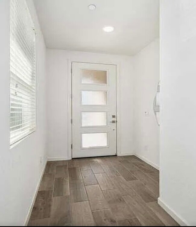Foto del edificio - 2045 N Perry Ln