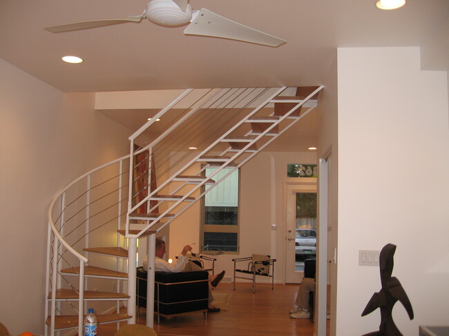 Escalera Fab - 362 1/2 Lamont Pl