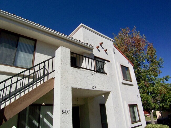 Foto del edificio - Delightful Upper Unit Mira Mesa Condo Loca...