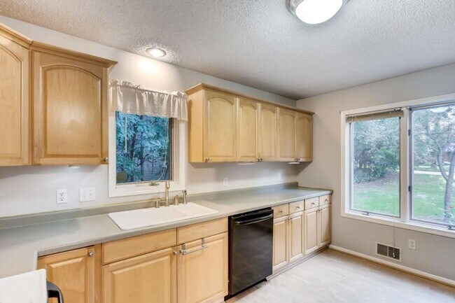 Foto del edificio - Freshly Redone 4 Bedroom, Primary Suite w/...