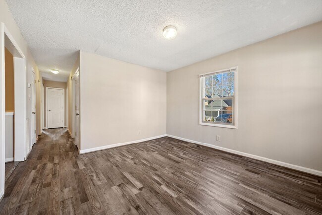 Building Photo - Updated 3 Bedroom, 1.5 Bath With Large Fen...