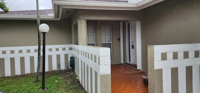 Foto del edificio - 4725 SW 143rd Ave