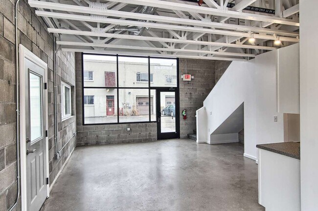 Building Photo - 710 Centre St
