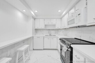 Building Photo - 3800 N Hills Dr