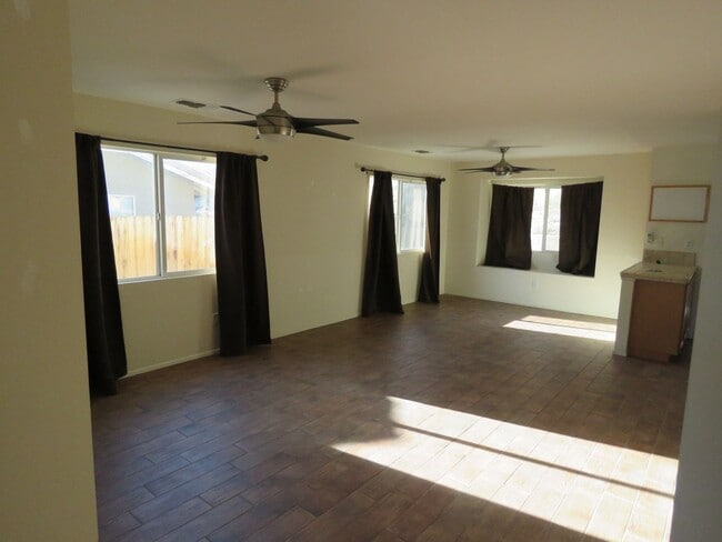 Foto del edificio - 5 Bedroom in quiet community!