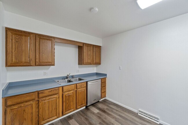 Building Photo - 833 Ponderosa Dr
