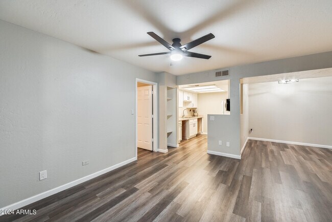 Foto del edificio - 16602 N 25th St