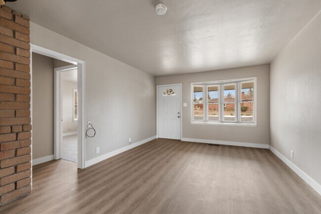 Building Photo - Close to UNR and Downtown!