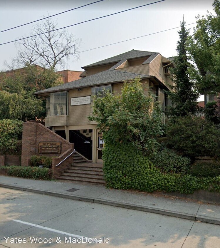 Foto principal - 2 br, 1 bath House - 4526 1/2 15th Ave NE