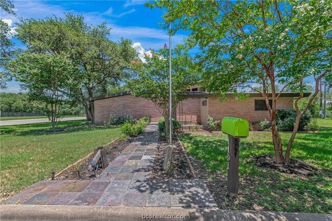 Building Photo - 1101 Walton Dr