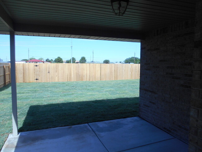 Building Photo - "Charming 3-Bed Oasis with 2 Full Baths - ...