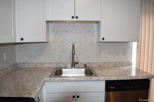 Building Photo - 2146 Broadway Ave