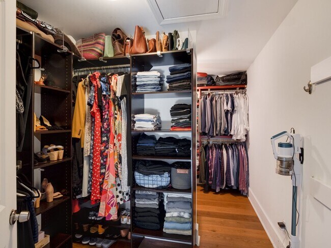 Foto del edificio - Spacious, updated family home in friendly,...