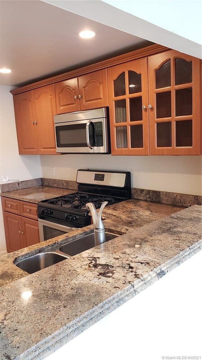 Foto del edificio - 18101 NW 68th Ave