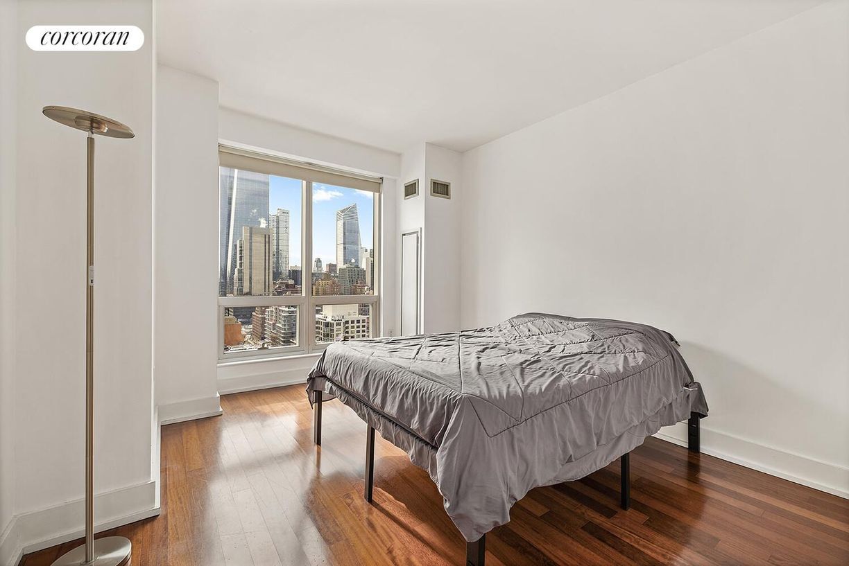 Building Photo - 350 W 42nd St