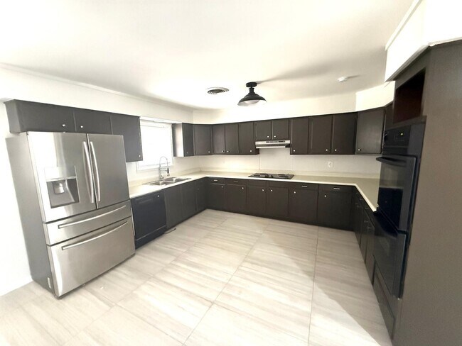 Building Photo - 608 Sesame Ln