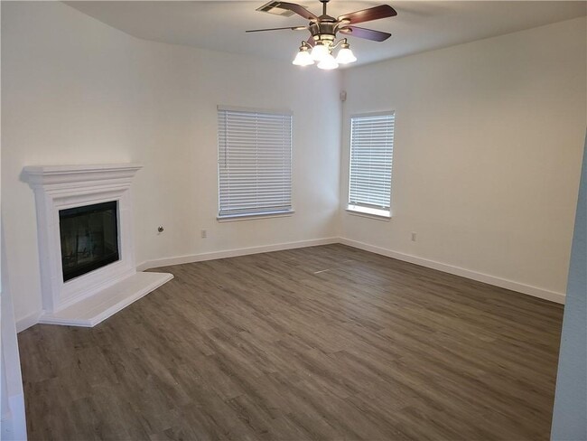 Building Photo - 1327 Solitaire