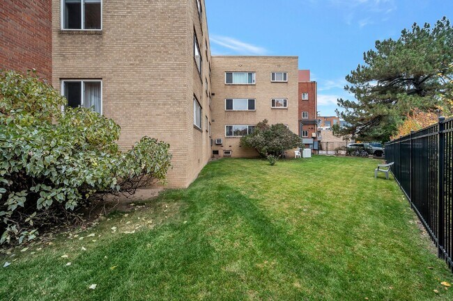 Foto del edificio - Large two Bed / One bath condo in great Art deco building near Washington park.