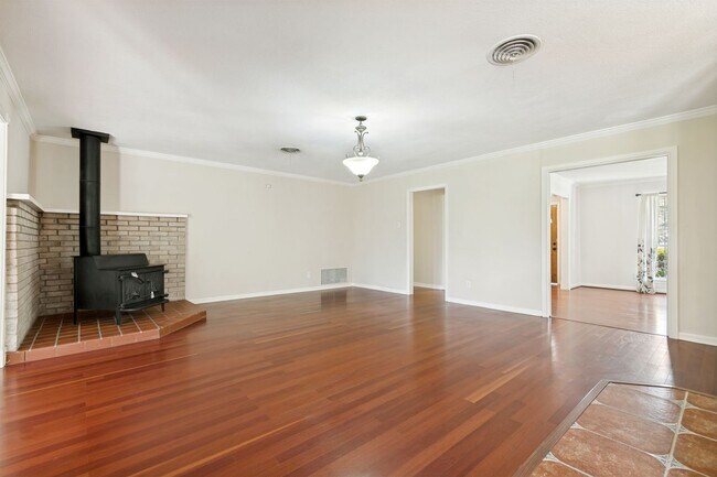 Foto del edificio - BEAUTIFUL 4-BEDROOM IN SUNSHINE ESTATES