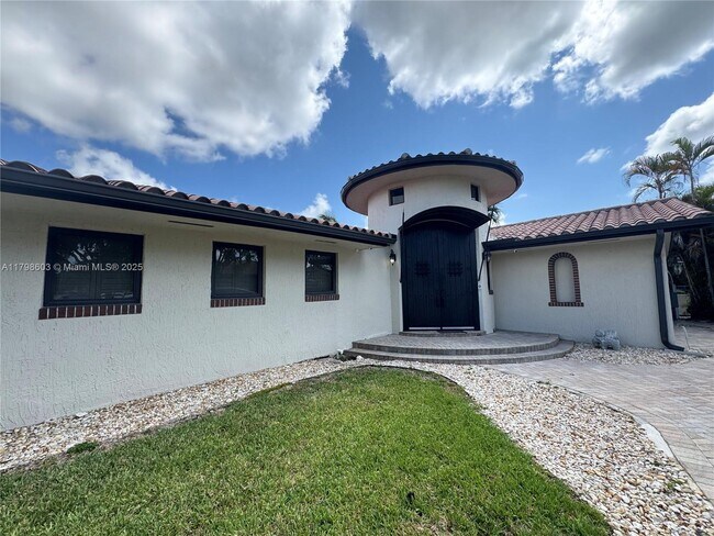 Building Photo - 2075 Ixora Rd