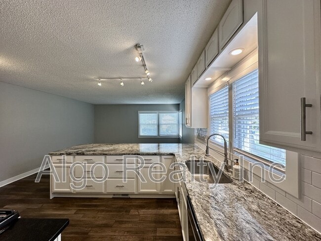 Foto del edificio - 3616-3616 Kipling Ave