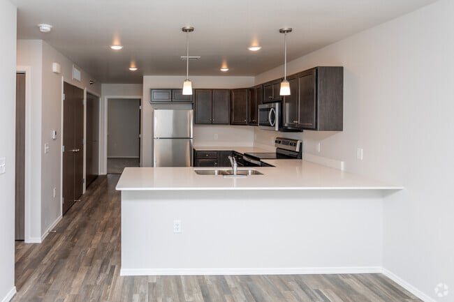 2BR, 2BA - 913SF - The MarQ