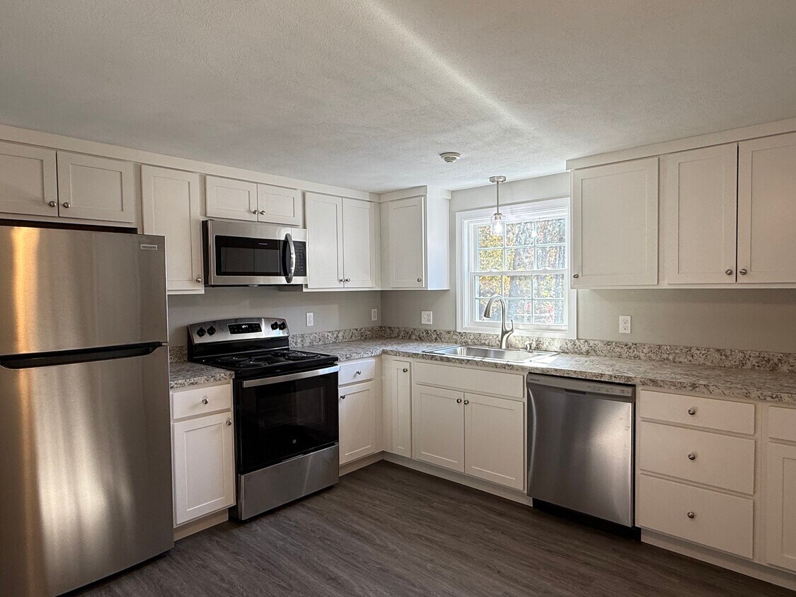 Primary Photo - 484 Victory Hwy