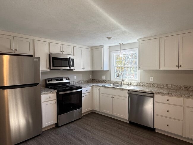 Building Photo - 484 Victory Hwy