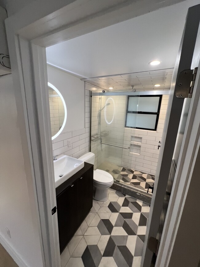 Bathroom - 577 N 200 W