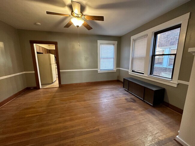 Foto del edificio - 2 Bed, 1 Bath Home in Greenfield - Convenient Location, Bonus Room - Available May 2026