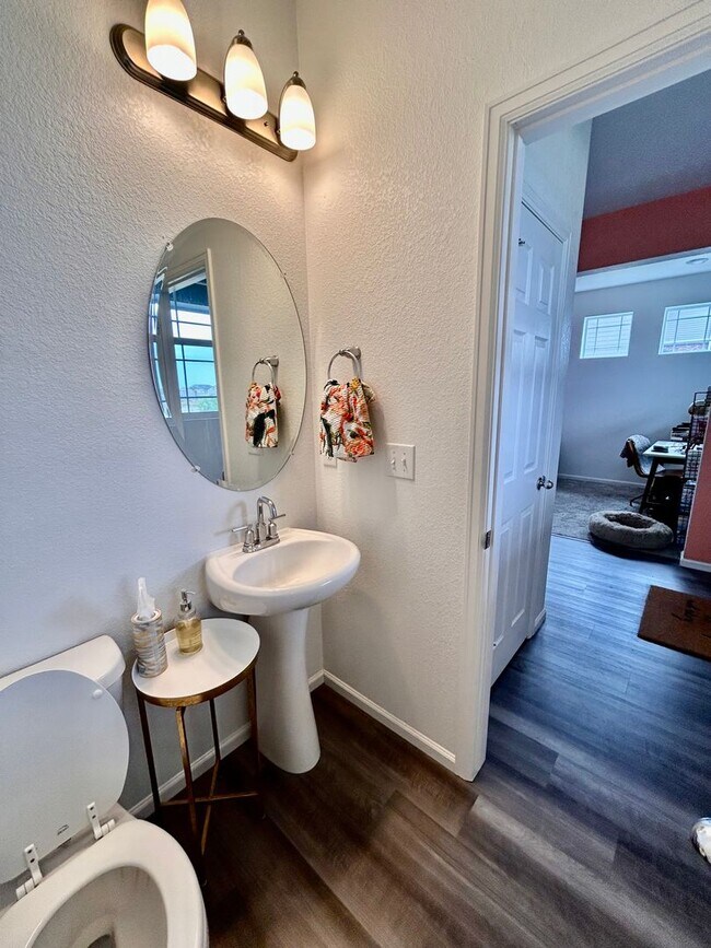 Building Photo - Spacious & Stylish Home in a Tranquil Setting