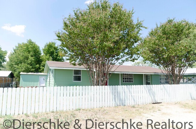 Foto del edificio - Large family home in Grape Creek!