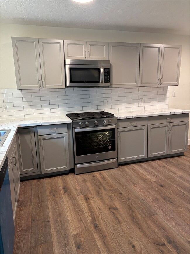 Foto del edificio - 4115 Tidewater Dr